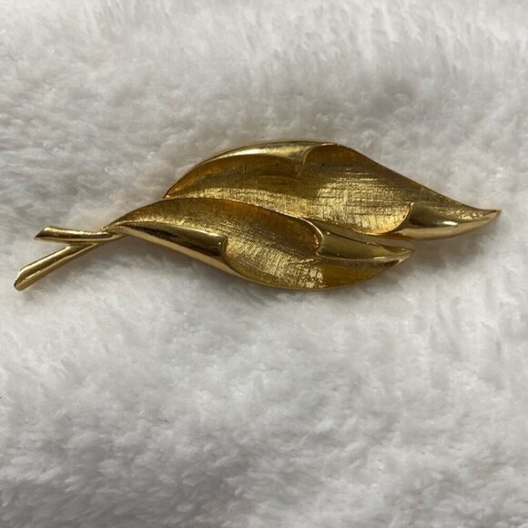 Leaf Gold Tone Womens Fashion Vintage Brooch Pin Pinup Rockabilly Retro - Picture 1 of 9